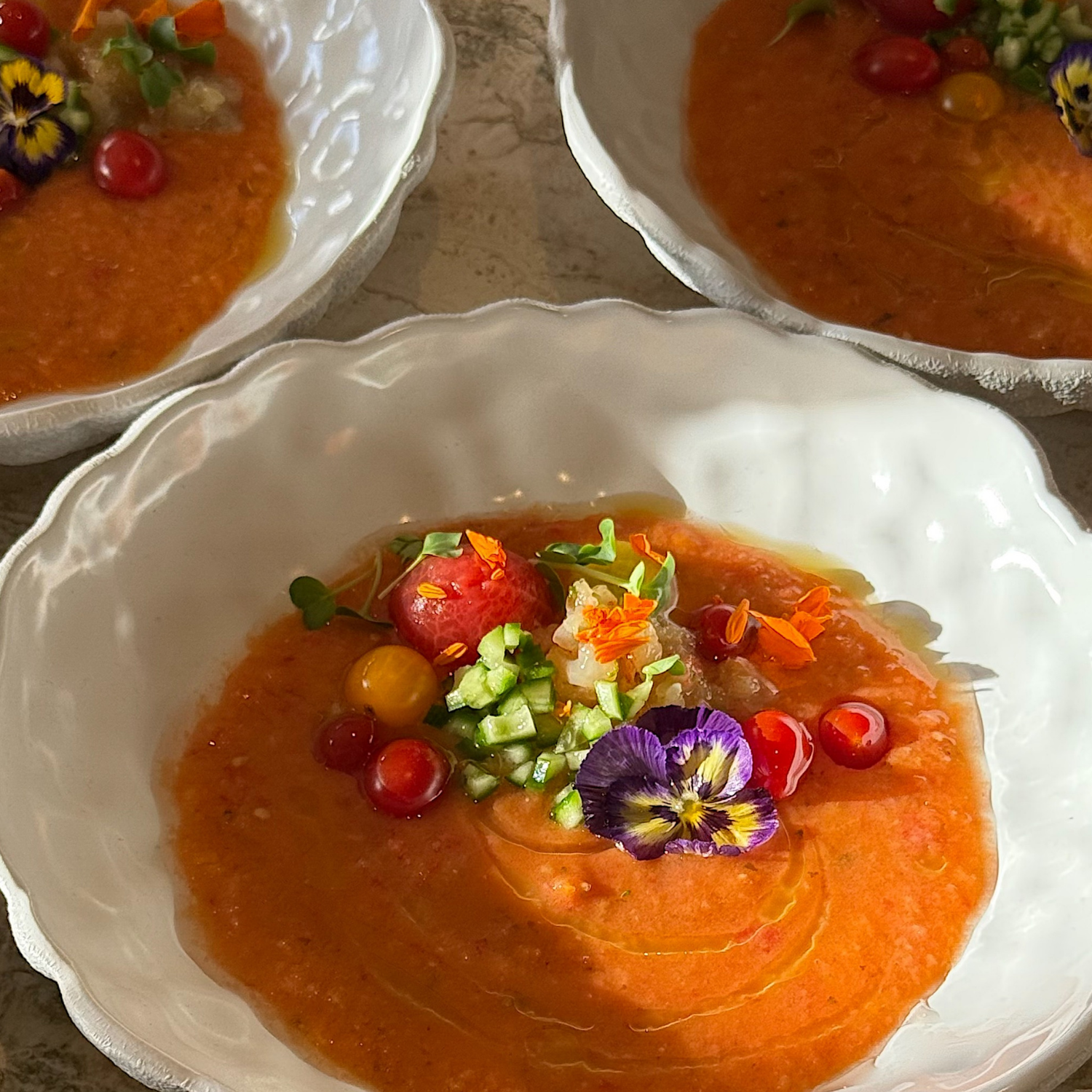 Tomatensoep op de zomerse dinner party vol vrolijke kleuren