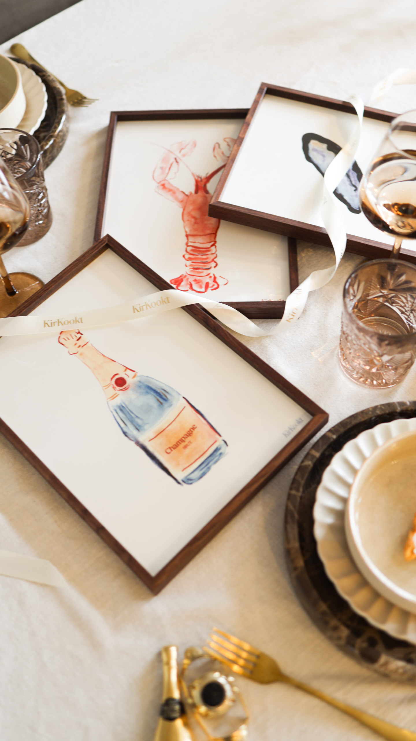 Donkerbruine houten lijsten